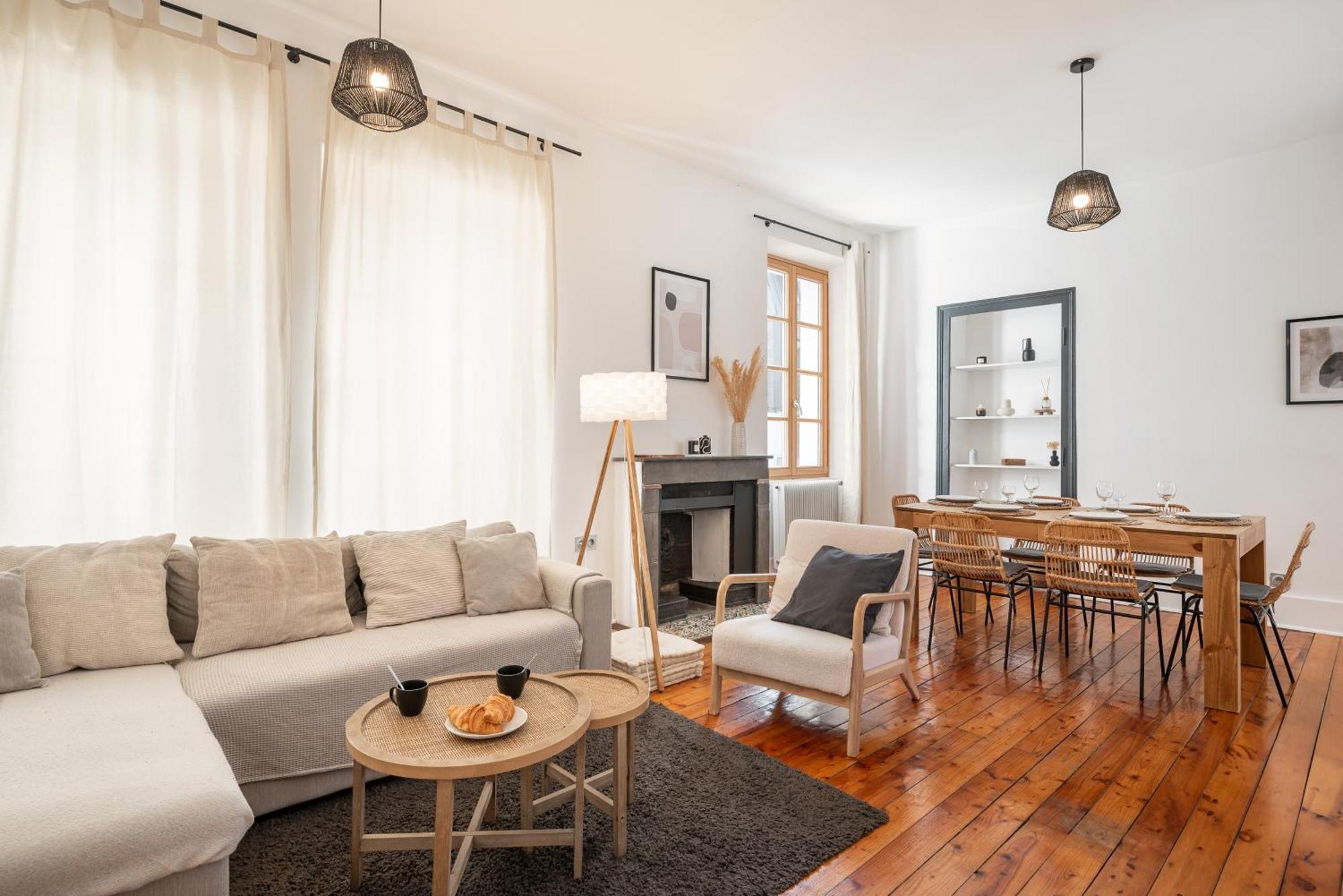 Appartement Spacieux Et Chaleureux Coeur De Ville 尚贝里 外观 照片