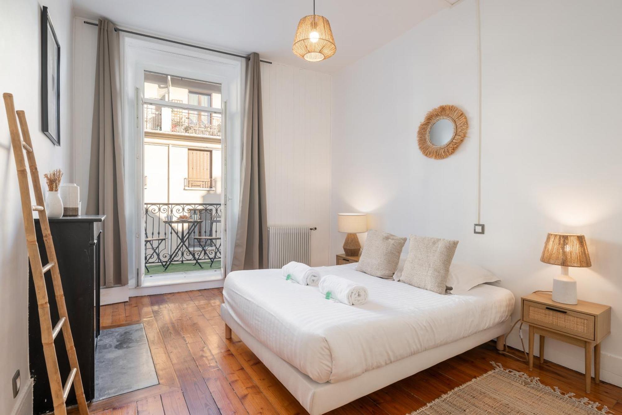 Appartement Spacieux Et Chaleureux Coeur De Ville 尚贝里 外观 照片
