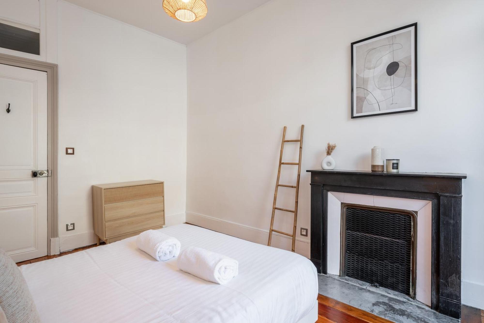 Appartement Spacieux Et Chaleureux Coeur De Ville 尚贝里 外观 照片