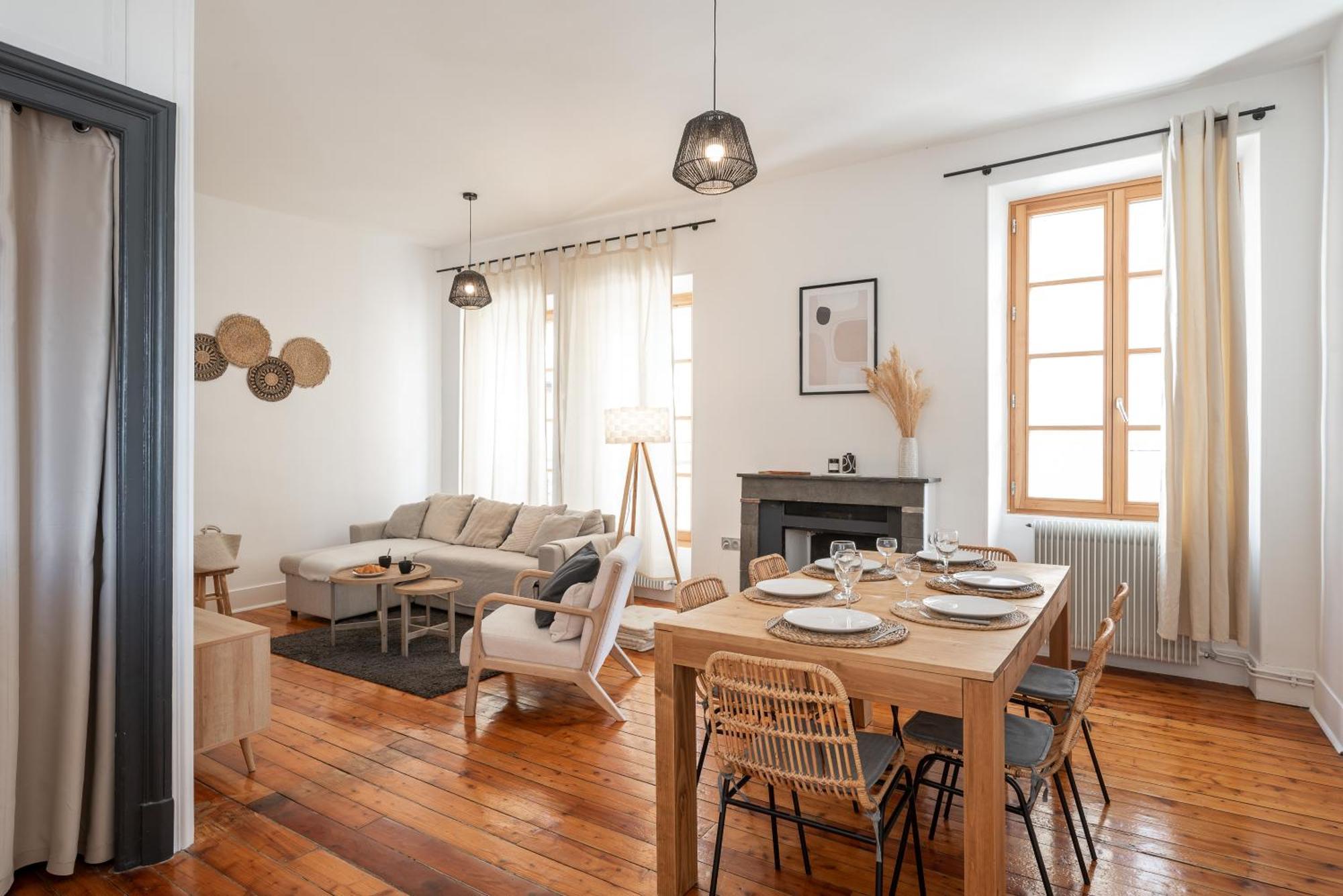 Appartement Spacieux Et Chaleureux Coeur De Ville 尚贝里 外观 照片